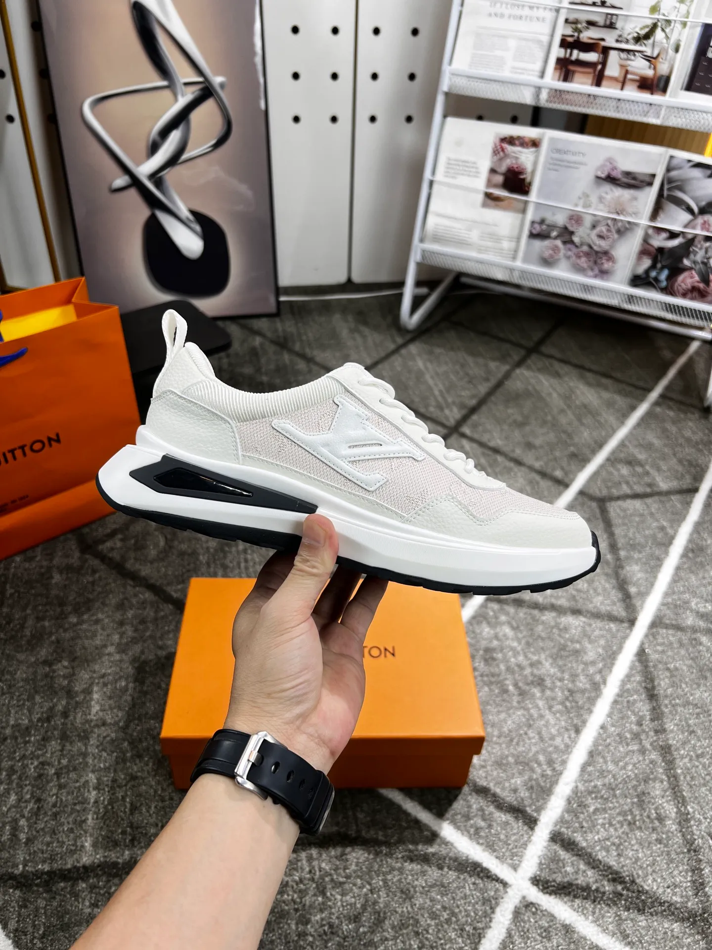 Factory price: 438 💰 LV new casual men's shoes 👉 👉 Fashionable and versatile, 💞 simple and elegant style, 🔊 made of imported cowhide, ☑️ breathable mesh lining, sheepskin feet, original wear-resistant rubber outsole, exclusive new style, actual shot, three colors available, code number: 38-44, (45 can be customized)
